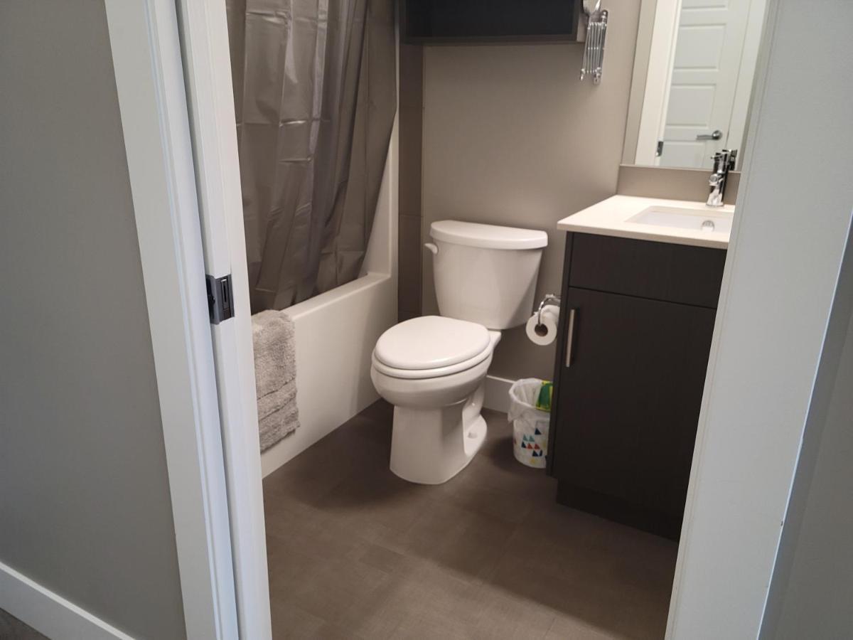 Cozy Studio Suite, 15Min Walk To Downtown Kelowna Bagian luar foto