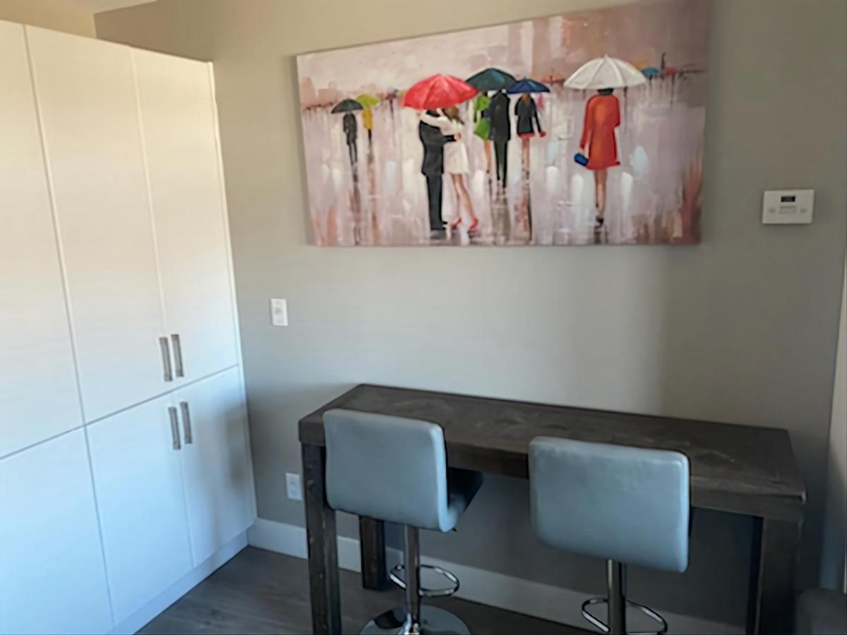 Cozy Studio Suite, 15Min Walk To Downtown Kelowna Bagian luar foto